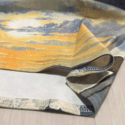 絢爛彩雅Tシャツの上質なコットン生地の拡大画像。ソフトな肌触りと通気性の良さに加え、インクジェット印刷ならではの鮮やかな発色とゴワつきのない滑らかな質感が伝わる、生地の質感アニメーション。