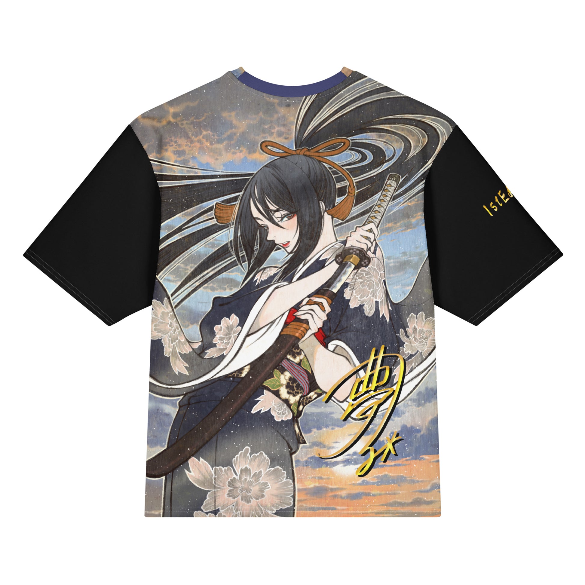 絢爛彩雅の和風オーバーサイズTシャツ（背面）。インクジェット印刷で鮮やかに再現されたイラストレーター夢子のアートワーク『侍』と、限定50着の証であるサインプリントを大胆に配置。