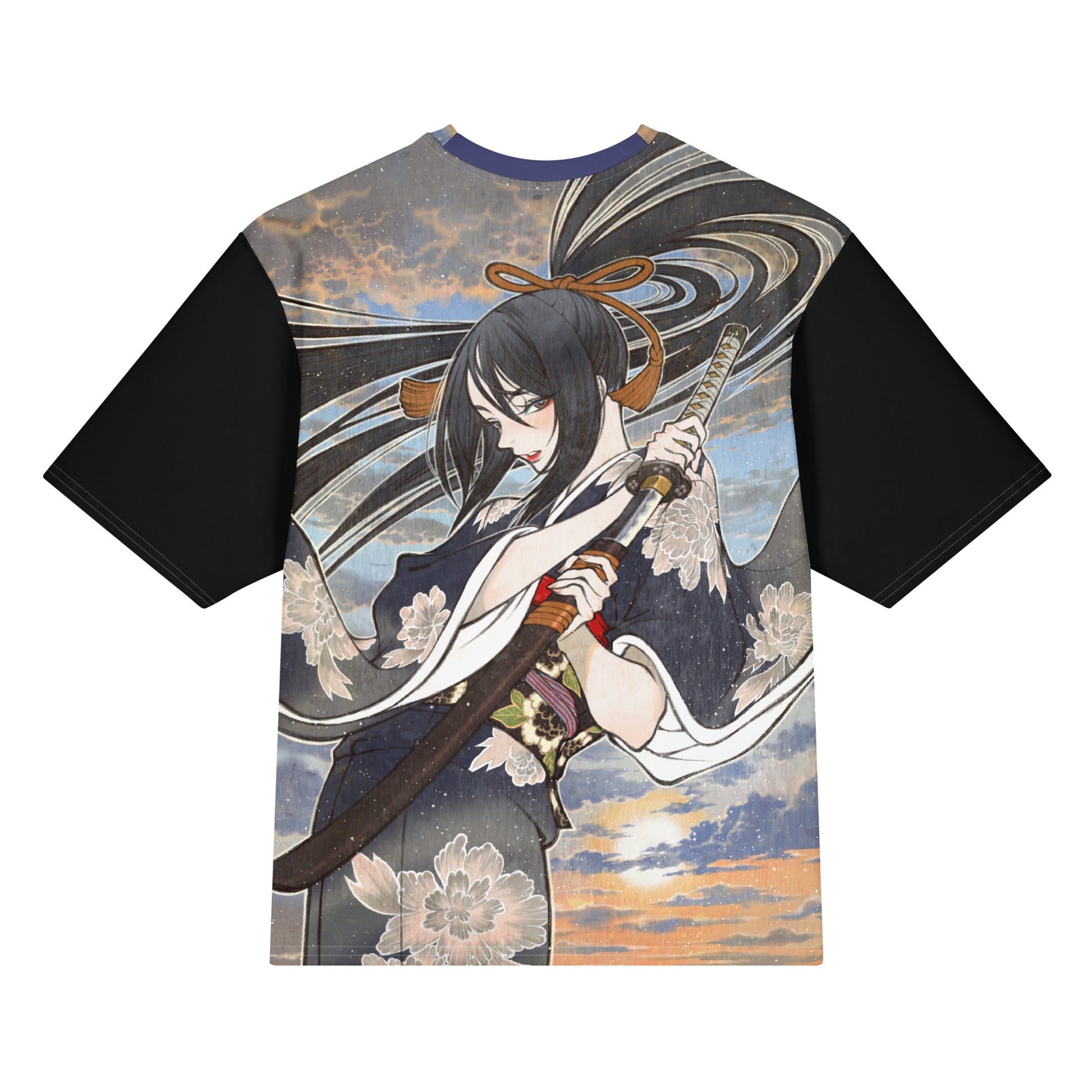 絢爛彩雅の和風オーバーサイズTシャツ（背面）。インクジェット印刷で鮮やかに再現されたイラストレーター夢子のアートワーク『侍』を大胆に配置。