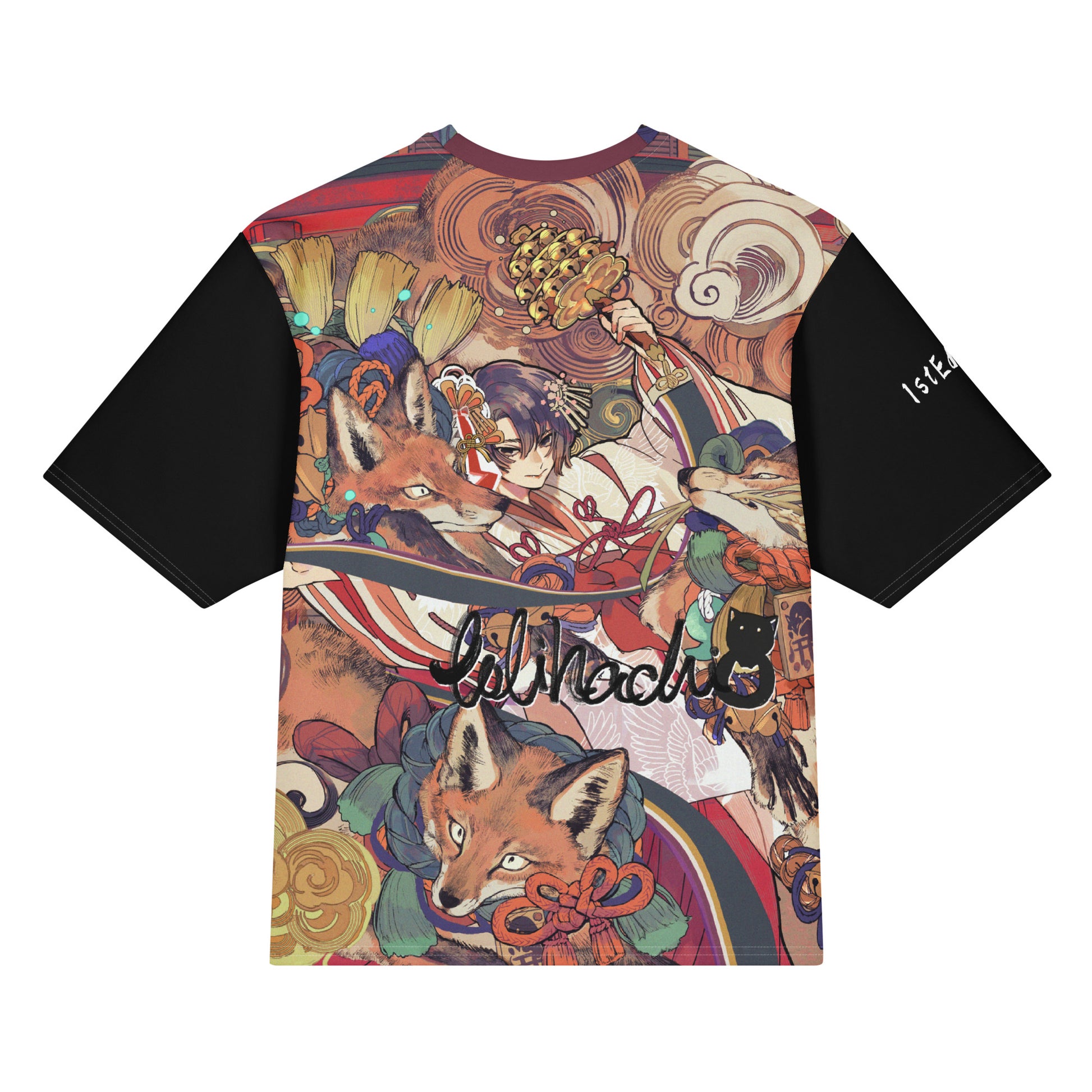 絢爛彩雅の和風オーバーサイズTシャツ（背面）。インクジェット印刷で鮮やかに再現されたイラストレーターとびはちのアートワーク『巫女』と、限定50着の証であるサインプリントを大胆に配置。