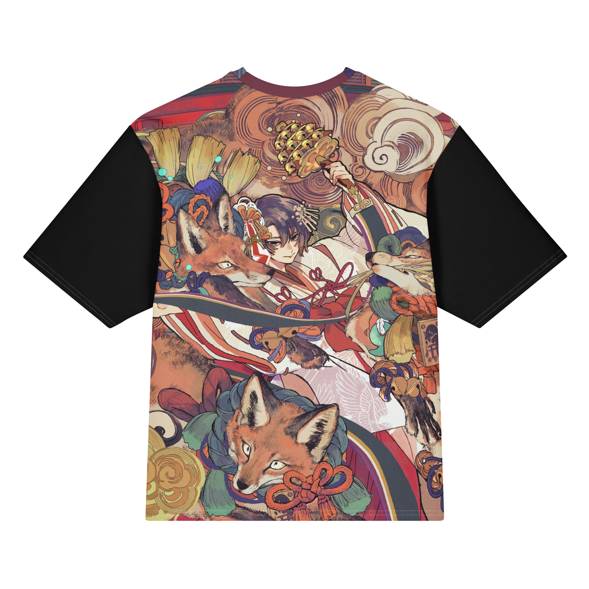 絢爛彩雅の和風オーバーサイズTシャツ（背面）。インクジェット印刷で鮮やかに再現されたイラストレーターとびはちのアートワーク『巫女』を大胆に配置。